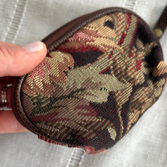 Bueno Tapestry Coin Purse  with Vintage Floral Design - Picture 9 of 13